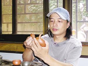 华建民制作紫砂壶“剑走偏锋”