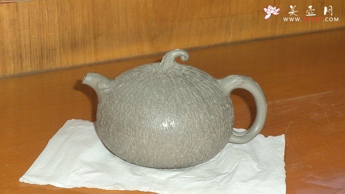 紫砂壶图片：民间实力艺人-蔡岩峰全手工制作‘正中瓜’过程 - 美壶网