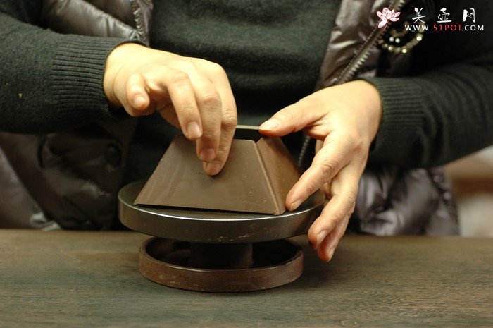 紫砂壶图片：周定华徒弟史金妹老师专为美壶网展示全手工制作铺砂升方过程 - 美壶网