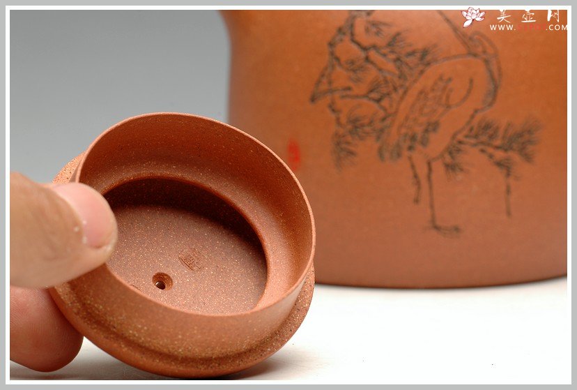 紫砂壶图片：松龄长岁月 鹤语记春秋 优质烁金降坡泥 全手代表作高士壶 张听刚老师装饰 - 美壶网