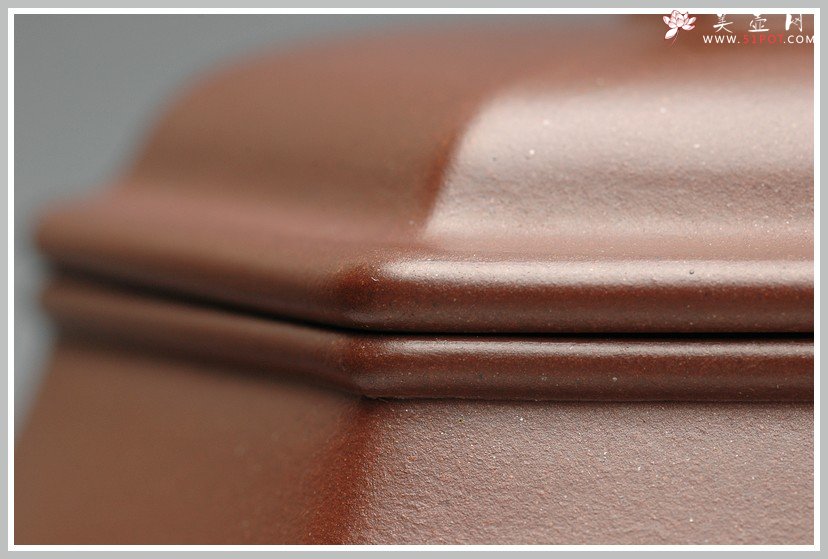 紫砂壶图片：圆润精神 高俊优雅 全手工 古韵方壶 - 美壶网