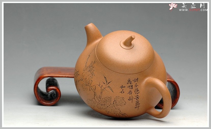 紫砂壶图片：辛卯年力作 国助和石刻绘 段泥全手一捺底玉成窑石匏 饱满可爱 - 美壶网
