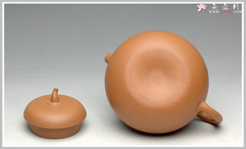 紫砂壶图片：辛卯年力作 国助和石刻绘 段泥全手一捺底玉成窑石匏 饱满可爱 - 美壶网