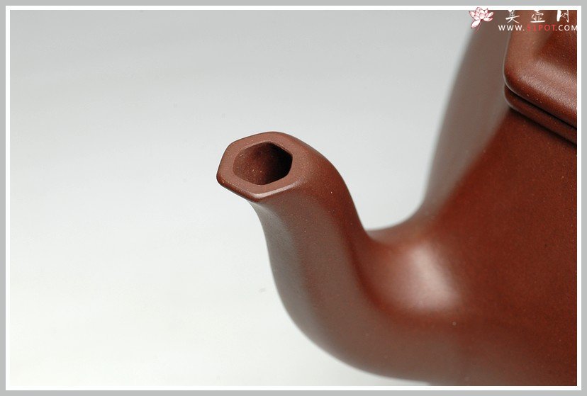 紫砂壶图片：圆润精神 高俊优雅 全手工 古韵方壶 - 美壶网