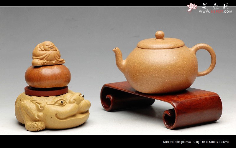 紫砂壶图片：拙与灵并存 追摹古风  优质段泥 全手汲泉 何卫枫新品 - 美壶网