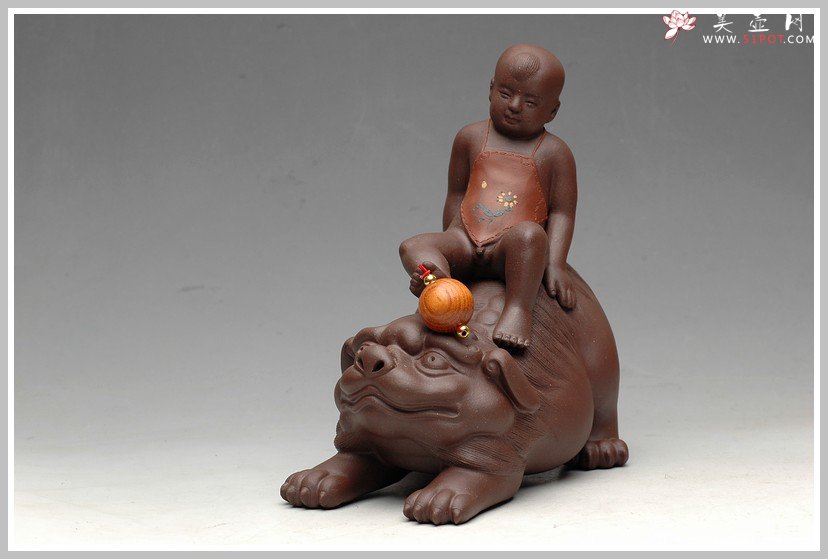 紫砂壶图片：栩栩如生 吉祥送福 财童戏狮 - 美壶网