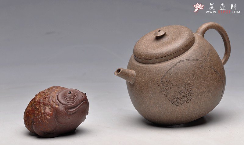 紫砂壶图片：经典中的经典 墨陶刻绘精品莲蓬鸟 万工经典之作 全手莲蓬龙蛋 新年龙运亨通 - 美壶网