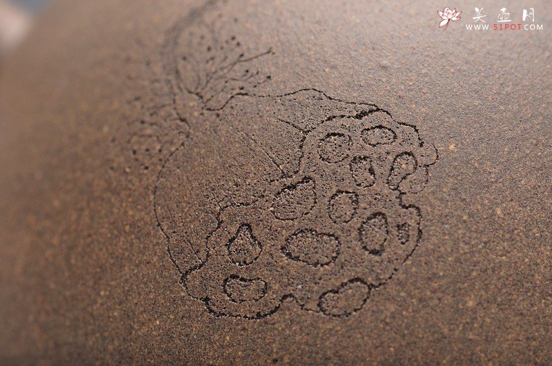 紫砂壶图片：经典中的经典 墨陶刻绘精品莲蓬鸟 万工经典之作 全手莲蓬龙蛋 新年龙运亨通 - 美壶网