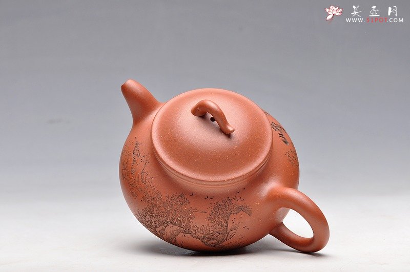 紫砂壶图片：优质红皮龙 出水如柱 李氏山水 三足如意 - 美壶网