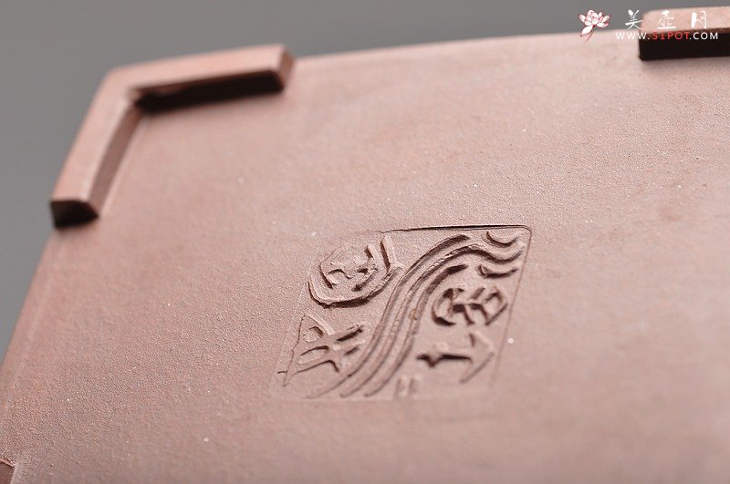 紫砂壶图片：精品 浑厚飘逸 气度非凡 全手工方中云壶一对 - 美壶网