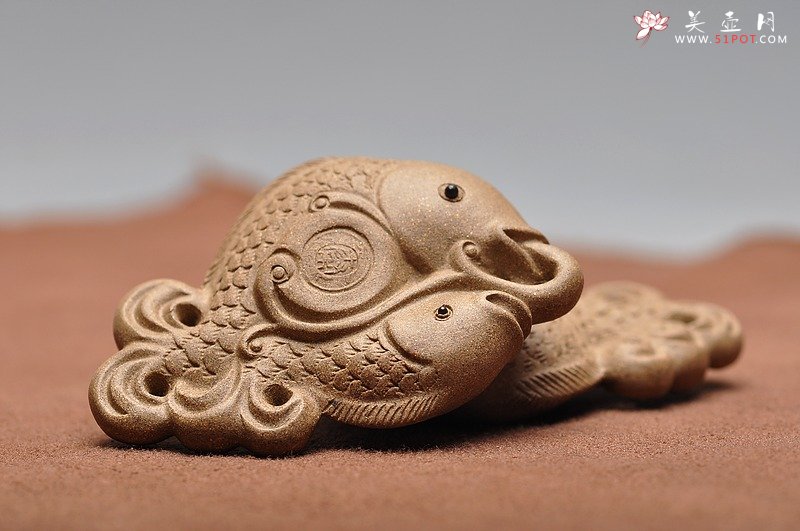 紫砂壶图片：双鱼挂坠 精品茶宠 小水牛 核桃 - 美壶网