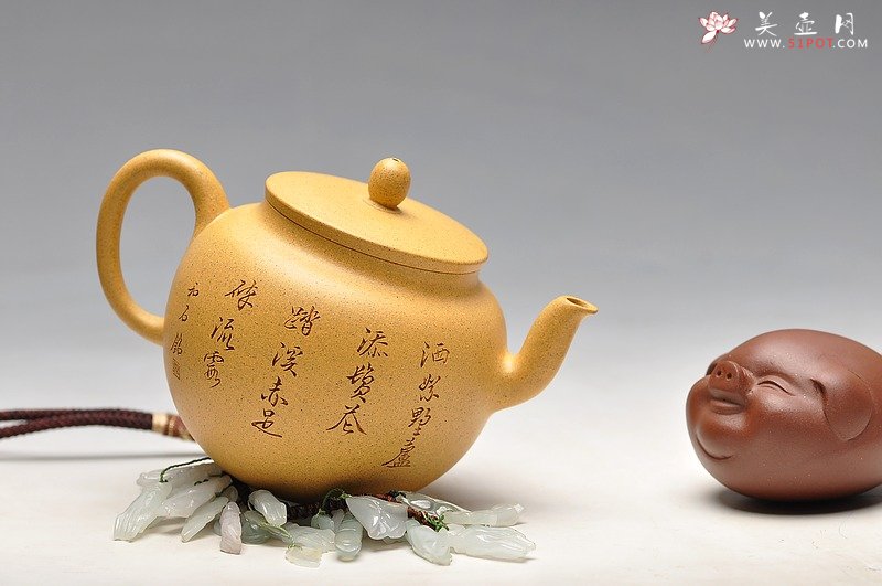 紫砂壶图片：线条流畅 挺拔优雅 全手迎春 国助和石装饰 - 美壶网