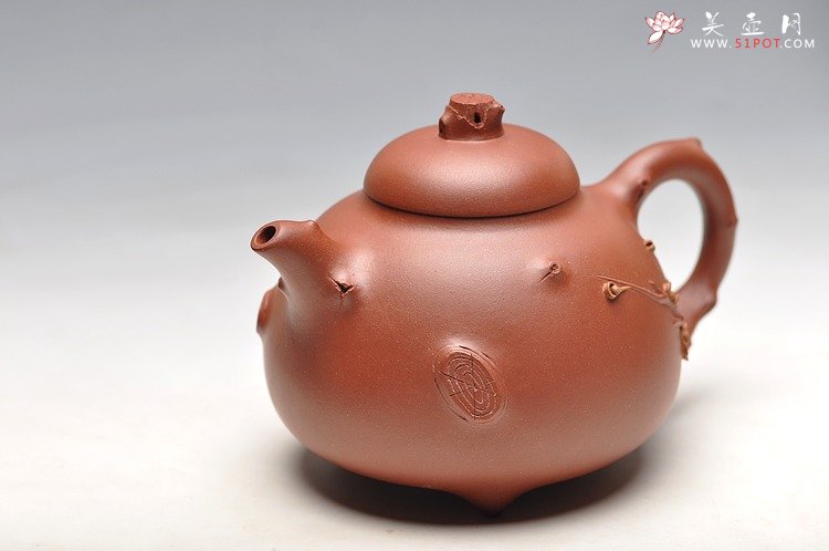 紫砂壶图片：惊艳双色立体梅花 颇有气势  梅花乳鼎 - 美壶网