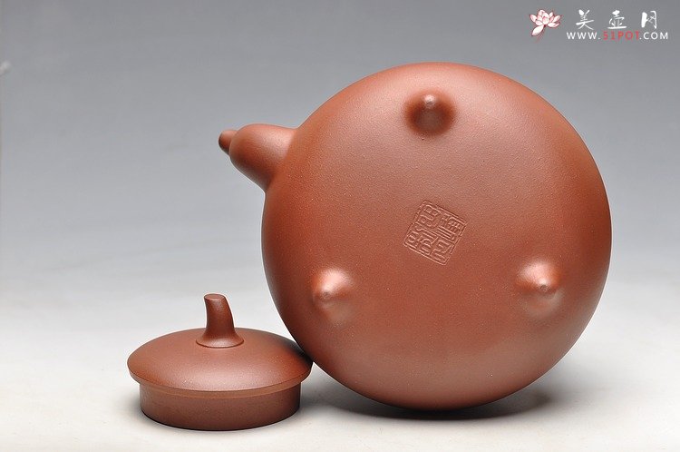 紫砂壶图片：壬辰年扛鼎力作 北瓜提梁 浑圆敦厚 典雅素丽 精品 - 美壶网