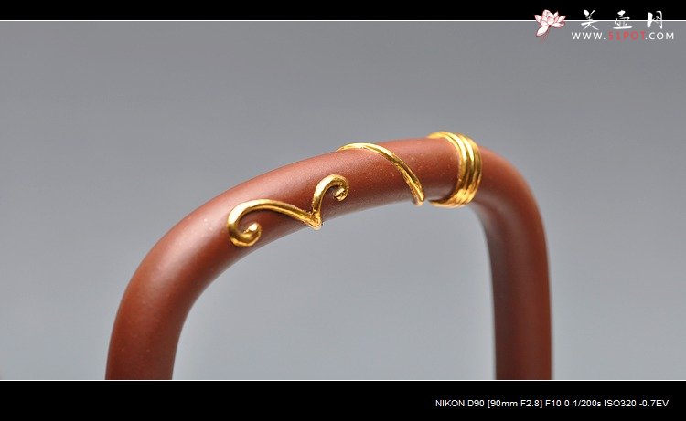 紫砂壶图片：壬辰年扛鼎力作 北瓜提梁 浑圆敦厚 典雅素丽 精品 - 美壶网