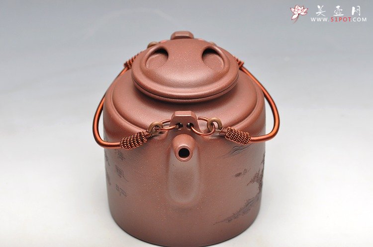 紫砂壶图片：猪肝色底槽青 仅此一把 全手洋桶 精彩泥绘山水 不接受定制 - 美壶网