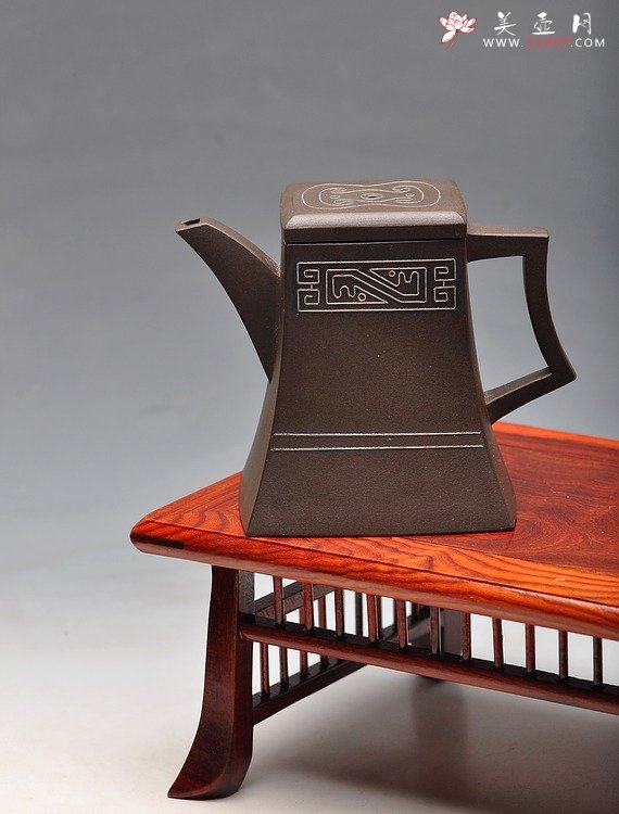 紫砂壶图片：吕尧臣 四方 镶嵌银丝  只供欣赏 - 美壶网