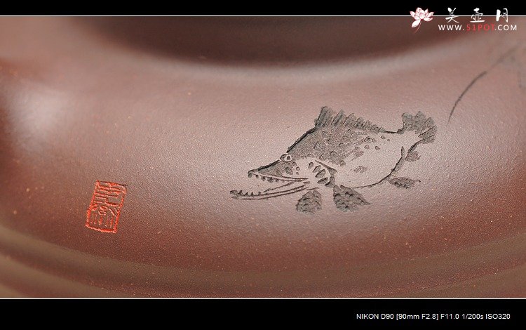 紫砂壶图片：造型新颖 寓意吉祥 鱼跃壶 送礼佳品 老拼紫 - 美壶网