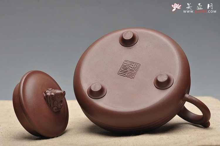 紫砂壶图片：造型新颖 寓意吉祥 鱼跃壶 送礼佳品 老拼紫 - 美壶网