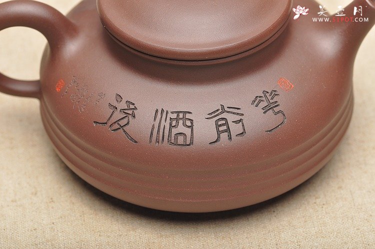 紫砂壶图片：造型新颖 寓意吉祥 鱼跃壶 送礼佳品 老拼紫 - 美壶网