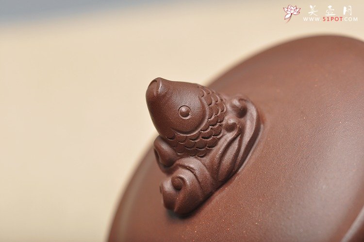 紫砂壶图片：造型新颖 寓意吉祥 鱼跃壶 送礼佳品 老拼紫 - 美壶网