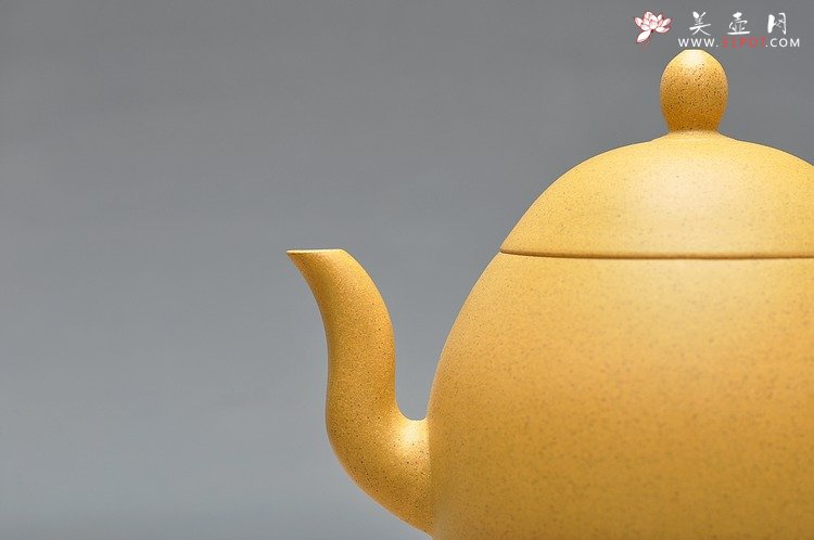紫砂壶图片：本山绿 窈窕迷人 全手鹅蛋 - 美壶网