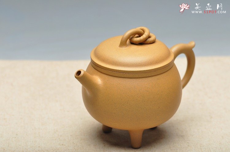 紫砂壶图片：造型古雅 稳重大气 三足鼎壶 - 美壶网
