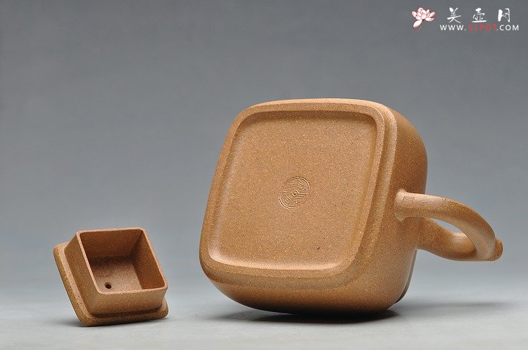 紫砂壶图片：何卫枫全手新品 高古典雅 敦厚君子 墩方 - 美壶网