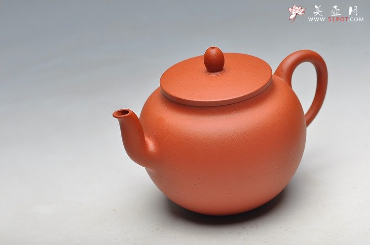 紫砂壶图片：线条流畅 挺拔优雅 全手红泥迎春 静如处子 - 美壶网