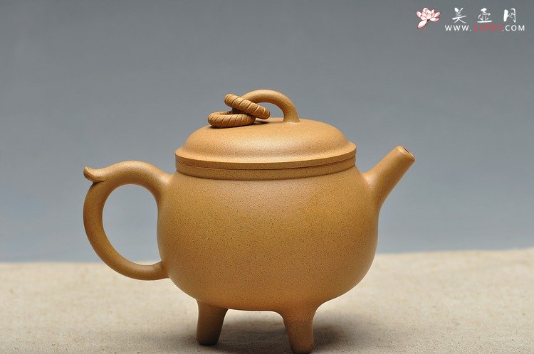 紫砂壶图片：造型古雅 稳重大气 三足鼎壶 - 美壶网
