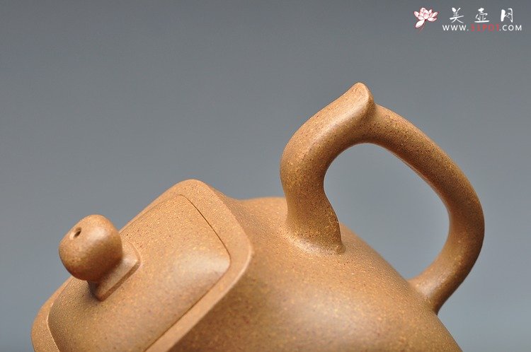 紫砂壶图片：何卫枫全手新品 高古典雅 敦厚君子 墩方 - 美壶网