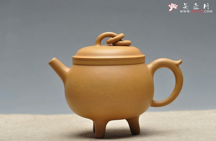 紫砂壶图片：造型古雅 稳重大气 三足鼎壶 - 美壶网