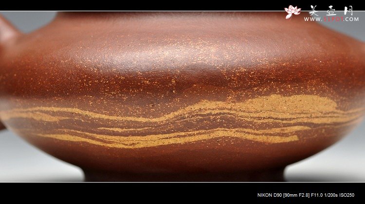 紫砂壶图片：俊秀神怡 通透绞泥加铺砂 全手笑云 - 美壶网