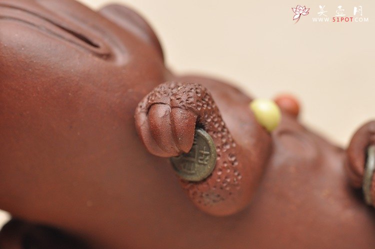 紫砂壶图片：珠光宝气的金蟾 传神 - 美壶网