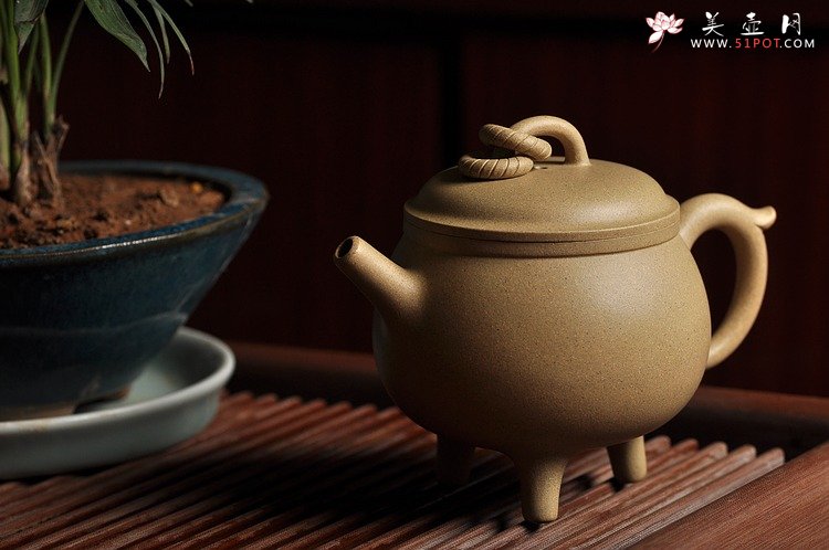 紫砂壶图片：三足串顶  美壶网供料 优质本绿 挺拔俊秀 - 美壶网