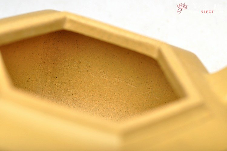 紫砂壶图片：方器代表作 何卫枫老师新品 本绿全手雪华 - 美壶网