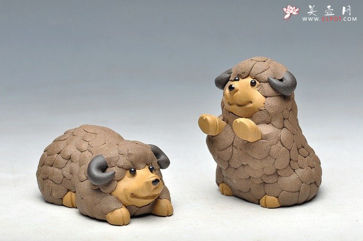 紫砂壶图片：喜气盈盈 可爱的茶宠玩具 喜羊羊一对 - 美壶网