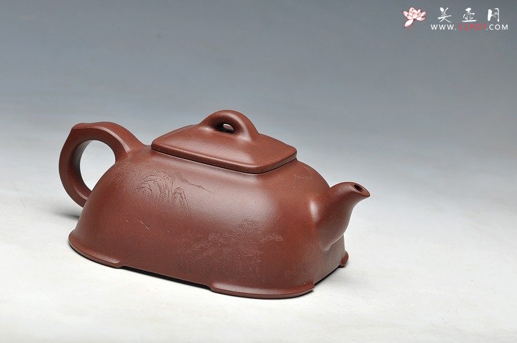 紫砂壶图片：何卫枫全手新品 敦方  蓄势 古味十足 精致可人 通景山水 - 美壶网