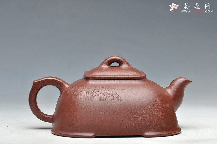紫砂壶图片：何卫枫全手新品 敦方  蓄势 古味十足 精致可人 通景山水 - 美壶网