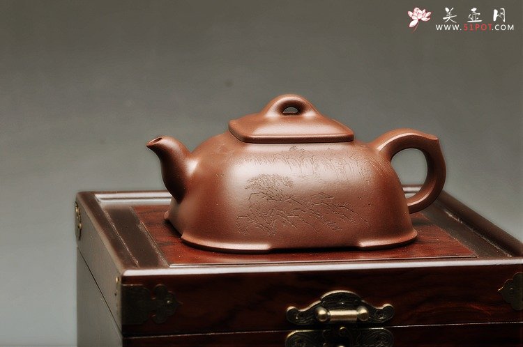 紫砂壶图片：何卫枫全手新品 敦方  蓄势 古味十足 精致可人 通景山水 - 美壶网