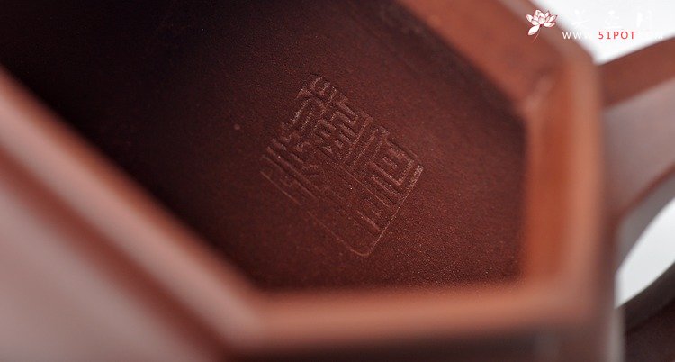 紫砂壶图片：稳如磐石 六方通景山水 何卫枫新品近作  全手乐钟 - 美壶网