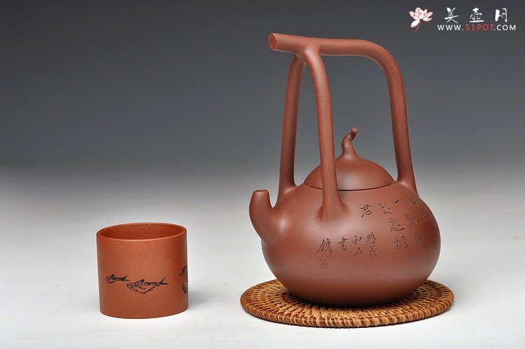 紫砂壶图片：国助工强强联合 和石装饰 传统经典 全手瓢提梁 - 美壶网