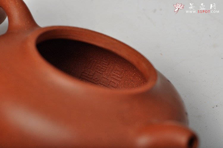 紫砂壶图片：何卫枫老师义拍作品 全手华颖 陈宏林老师装饰 雅安我们在一起 - 美壶网
