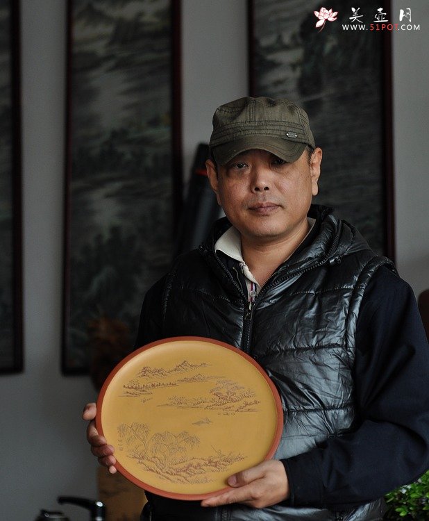 紫砂壶图片：王智斌老师义拍紫砂作品 山水挂盘 雅安我们在一起 - 美壶网