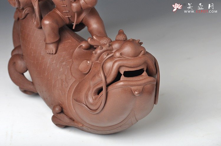 紫砂壶图片：财童戏鱼龙 精品之作 - 美壶网