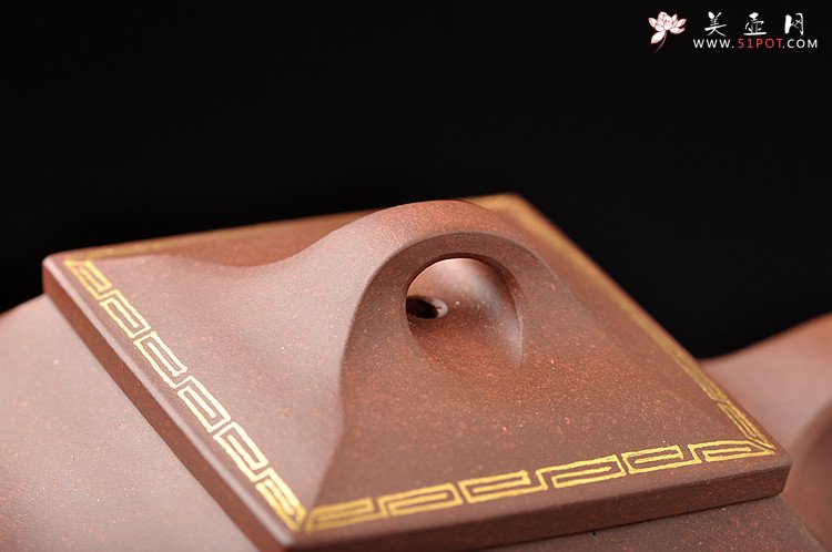 紫砂壶图片：气度不凡 真金装饰 古色古香 全手四方抽角 - 美壶网