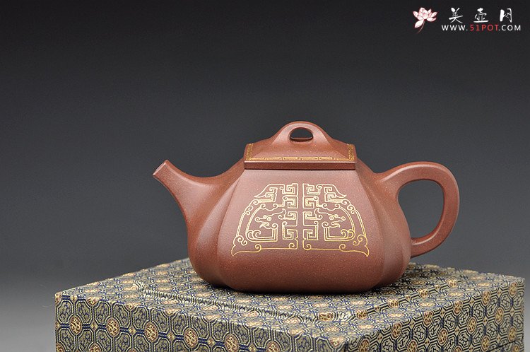 紫砂壶图片：气度不凡 真金装饰 古色古香 全手四方抽角 - 美壶网