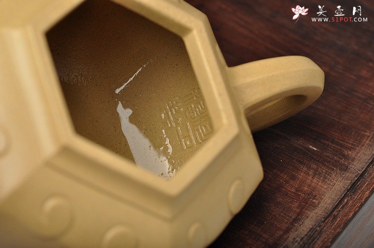 紫砂壶图片：何卫枫最新力作 别具一格 典雅大方 全手六方如意 - 美壶网