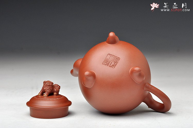 紫砂壶图片：昂然有力 手工点砂 全手三足瑞兽 真金点睛有气势 - 美壶网