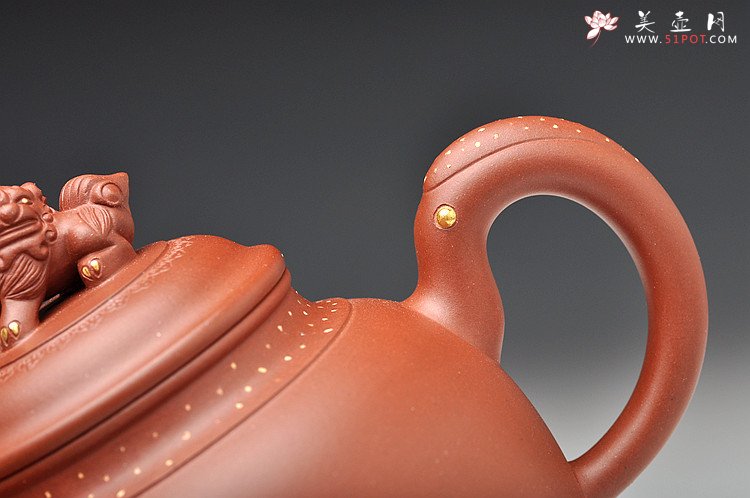 紫砂壶图片：昂然有力 手工点砂 全手三足瑞兽 真金点睛有气势 - 美壶网